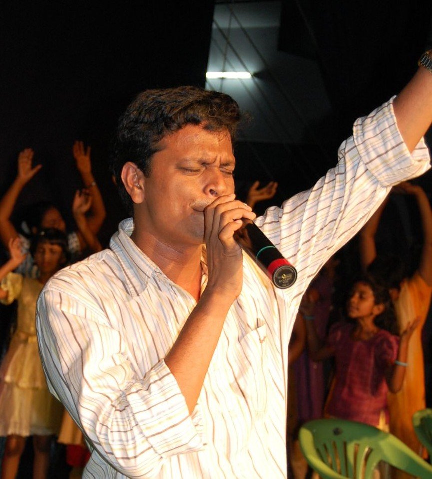 Michael Fernandes ministering